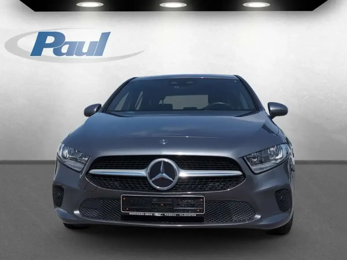 Gebraucht Mercedes A180 116 PS (85 kW) 2019 Metalliclack mountaingrau Limousine