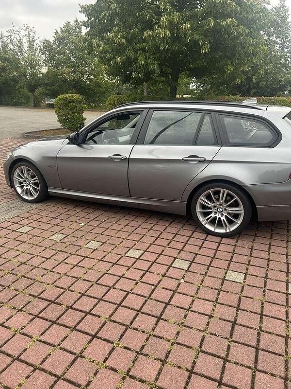 Gebraucht BMW 318 143 PS (105 kW) 2012 Grau Kombi