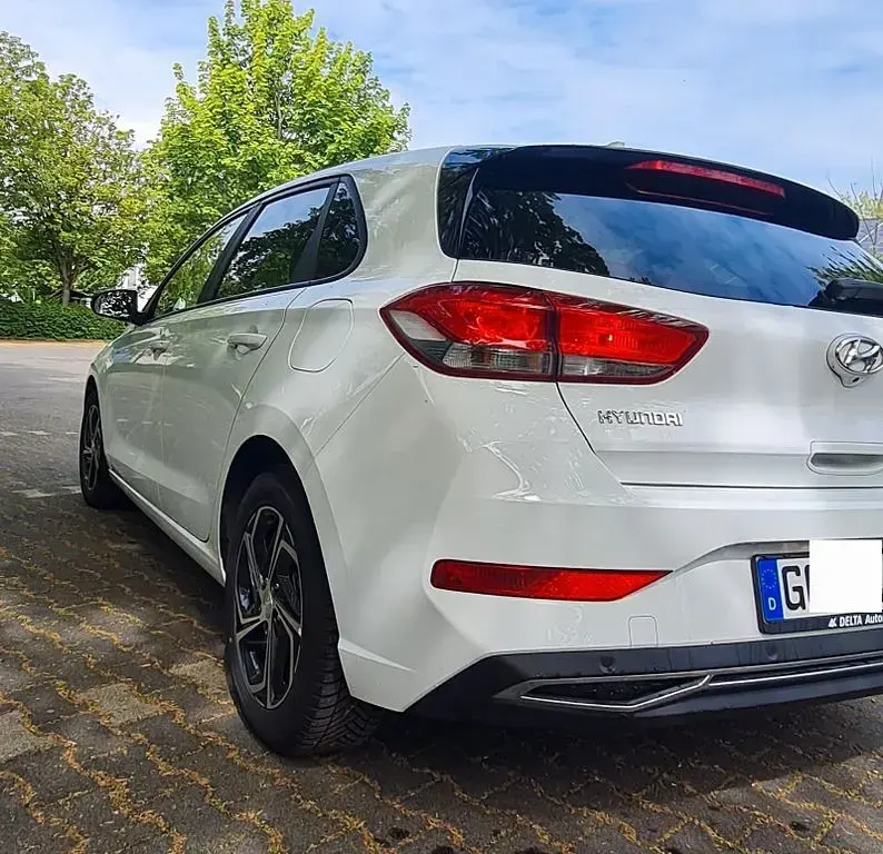 Gebraucht Hyundai i30 Select 120 PS (88 kW) 2021 Weiß Limousine