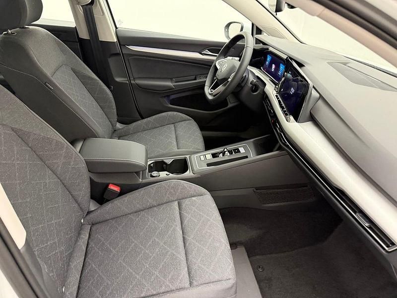 Gebraucht VW Golf VIII Life 131 PS (96 kW) 2025 Weiß Limousine