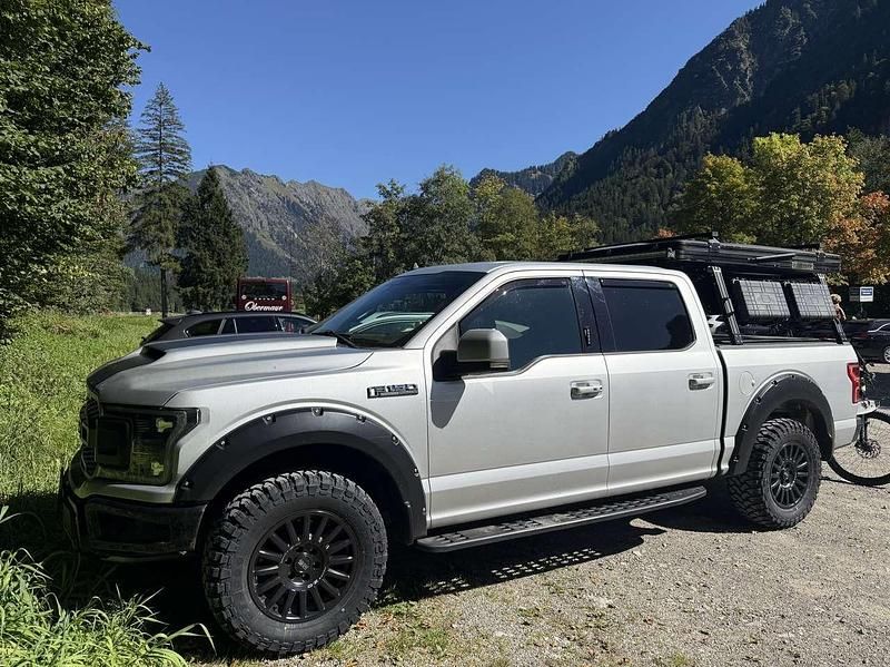 Używany Ford V8 Lariat 401 KM (294 kW) 2019 Srebrny SUV