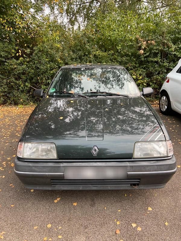 Grün Gebraucht 1990 Renault R9 Limousine | 1.999 € - Bild 1/4