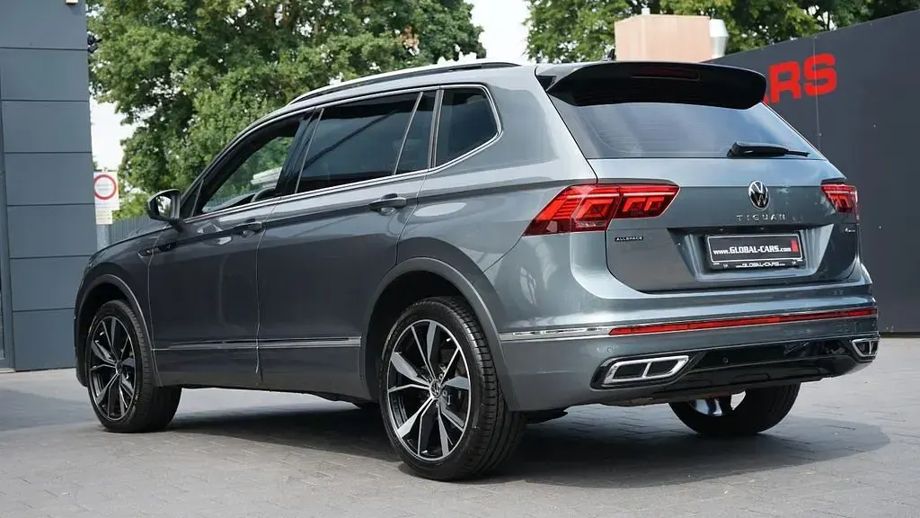 Gebraucht VW Tiguan Allspace R-line 245 PS (180 kW) 2023 Platinum grey (metallic) SUV
