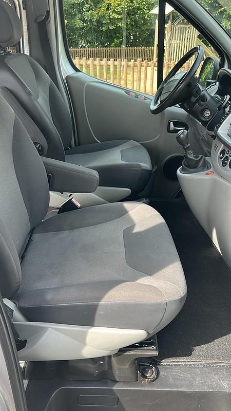 Gebraucht Renault Trafic 115 PS (84 kW) 2014 Silber Van / Kleinbus