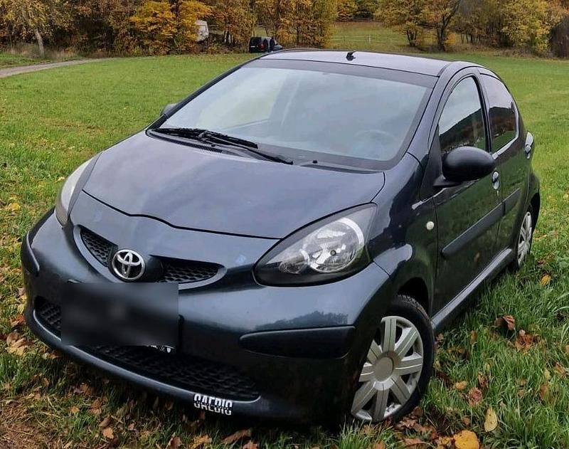 Grau Gebraucht 2006 Toyota Aygo Kleinwagen | 2.456 € (Etwas zu teuer) - Bild 1/4