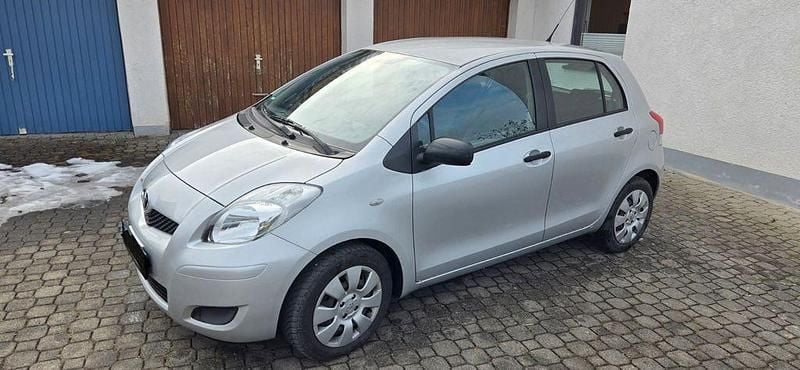Grau Gebraucht 2010 Toyota Yaris Kleinwagen | 3.700 € (Fairer Preis) - Bild 1/4