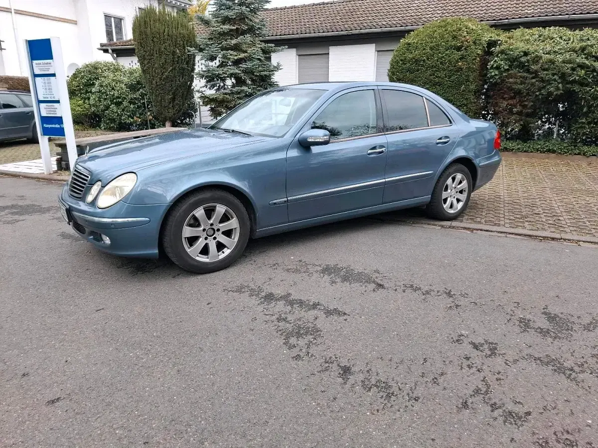 Gebraucht Mercedes E200 163 PS (119 kW) 2005 Blau Limousine