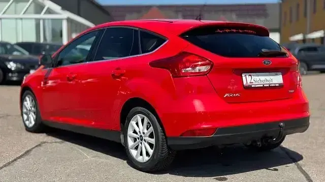 Gebraucht Ford Focus Titanium 125 PS (91 kW) 2017 Rot Limousine