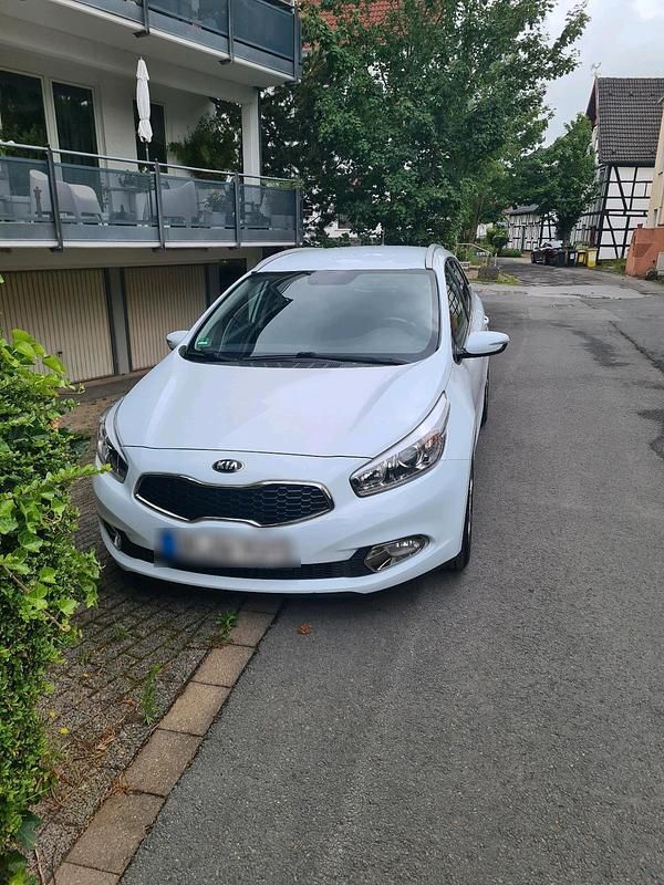 Weiß Gebraucht 2013 Kia Ceed Kombi | 5.900 € (Guter Preis) - Bild 1/4
