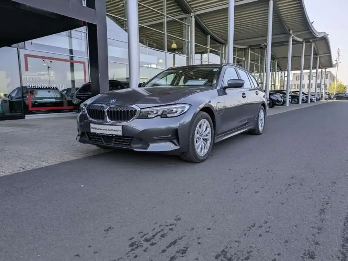 Używany BMW 330e Advantage 292 KM (214 kW) 2022 Szary Kombi