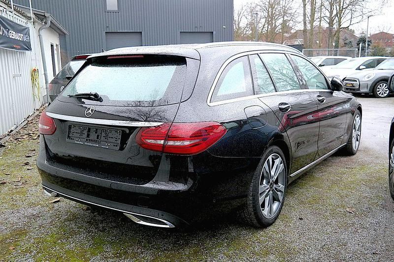 Gebraucht Mercedes C180 156 PS (114 kW) 2018 Schwarz Limousine