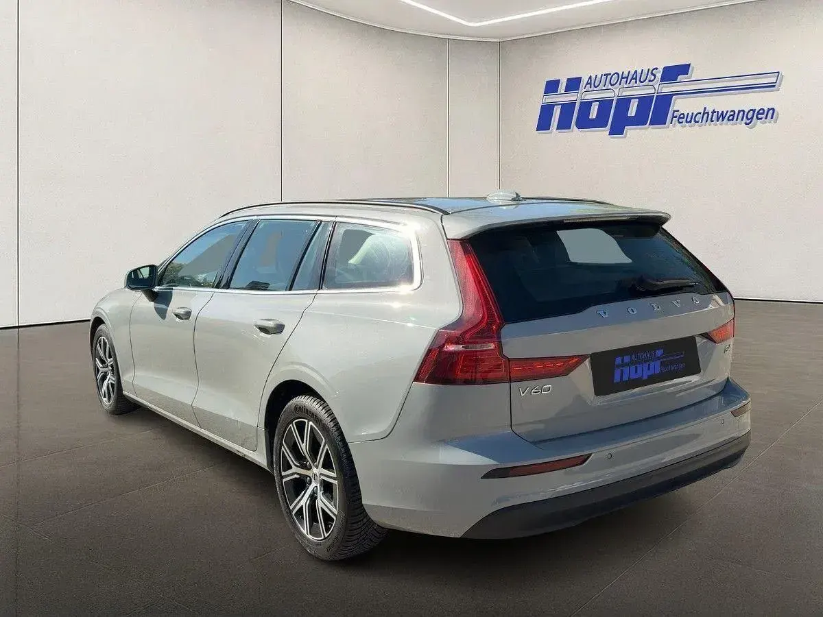 Gebraucht Volvo V60 Core 197 PS (144 kW) 2024 Silber Kombi