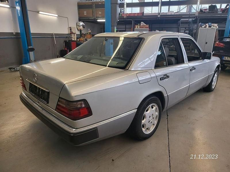 Gebraucht Mercedes E400 279 PS (205 kW) 1993 Silber Limousine