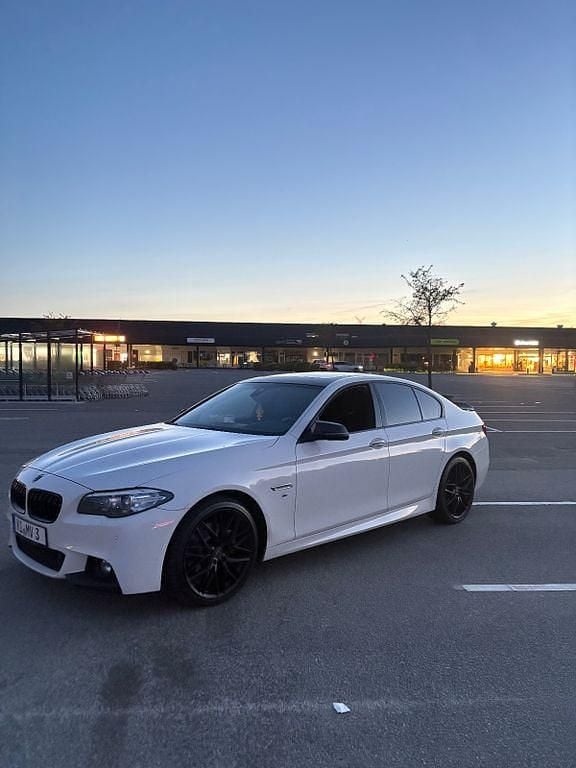 Weiß Gebraucht 2016 BMW 520 Performance Limousine | 14.950 € (Fairer Preis) - Bild 1/4