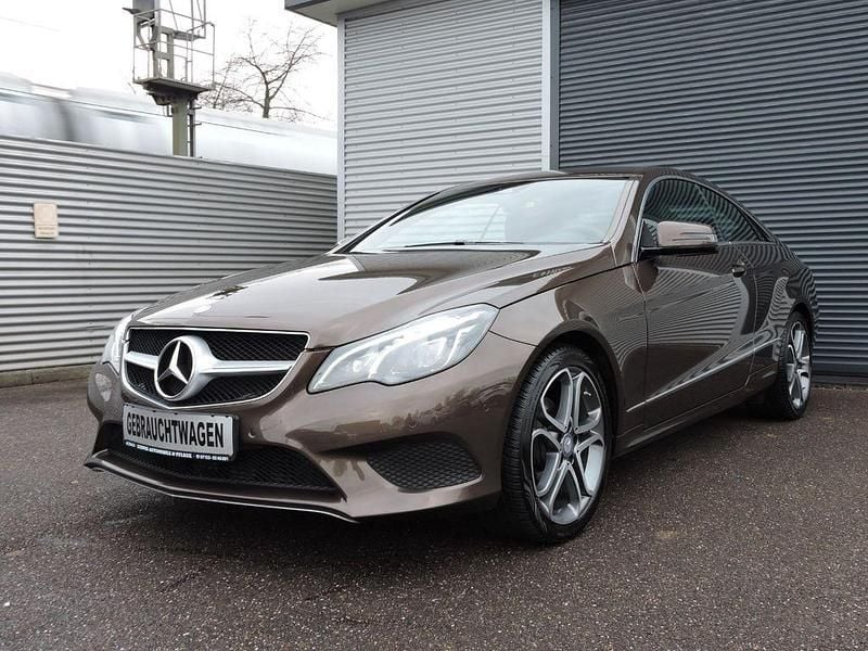 Braun Gebraucht 2016 Mercedes E200 Coupé | 20.999 € - Bild 1/4