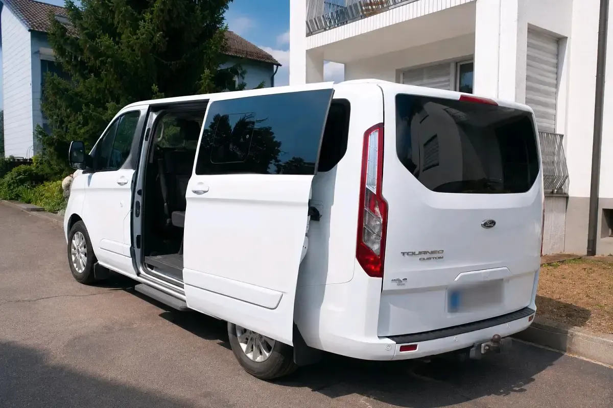 Gebraucht Ford Tourneo 131 PS (96 kW) 2019 Weiß Van / Kleinbus