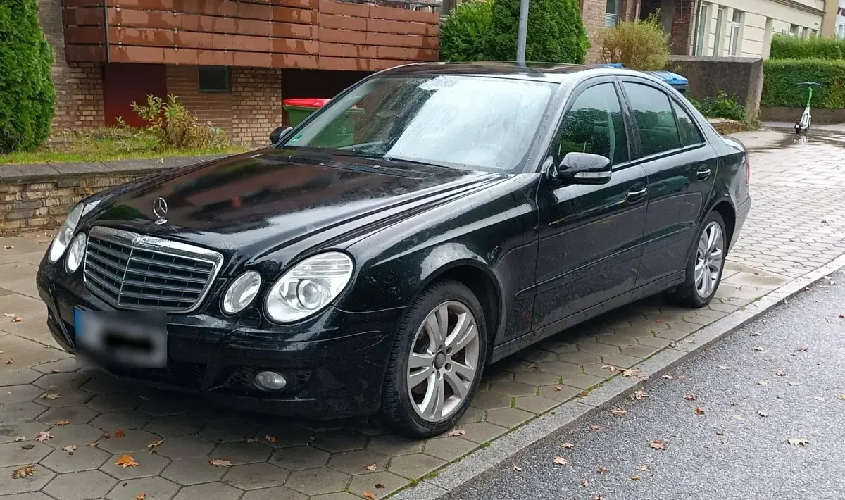 Second-hand Mercedes E220 170 CP (125 kW) 2006 Negru Berlinǎ