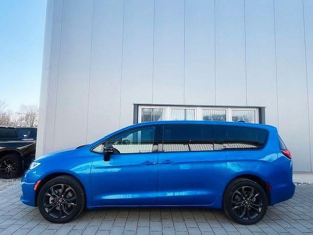 Neu Chrysler Pacifica 286 PS (210 kW) 2026 Blau Van / Kleinbus