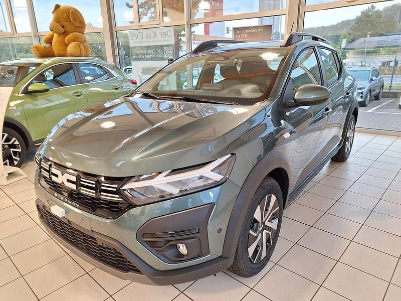 Grün Neu 2025 Dacia Sandero Expression Limousine | 18.990 € - Bild 1/4