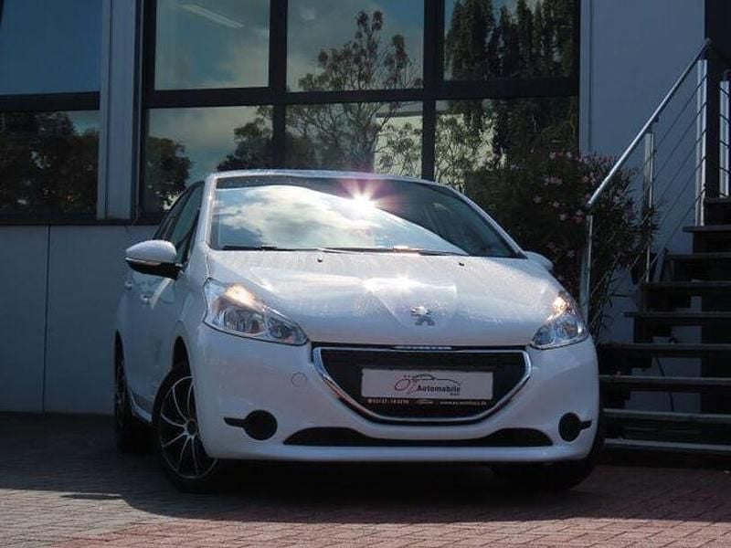 Weiß Gebraucht 2013 Peugeot 208 Active Kleinwagen | 3.900 € (Guter Preis) - Bild 1/4