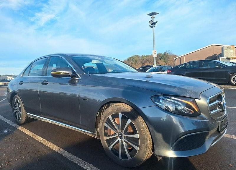 Grau Gebraucht 2019 Mercedes E300 Limousine | 19.500 € (Superpreis) - Bild 1/4
