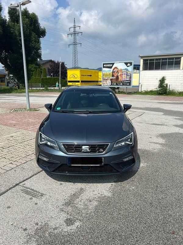 Grau Gebraucht 2019 Seat Leon FR Limousine | 16.600 € (Fairer Preis) - Bild 1/4