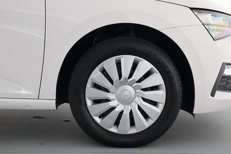 Gebraucht Skoda Scala Cool Plus 95 PS (69 kW) 2022 Candyweiss Kleinwagen