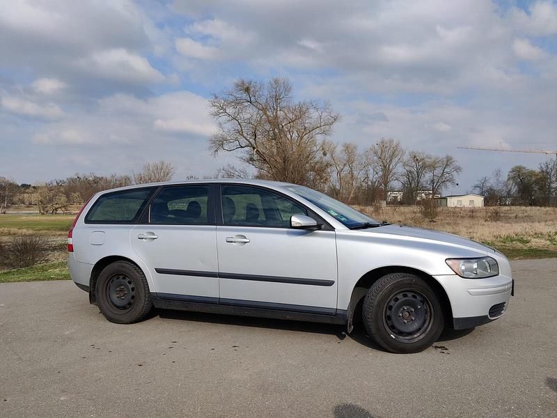 Silber Gebraucht 2005 Volvo V50 Kombi | 3.750 € (Etwas zu teuer) - Bild 1/4