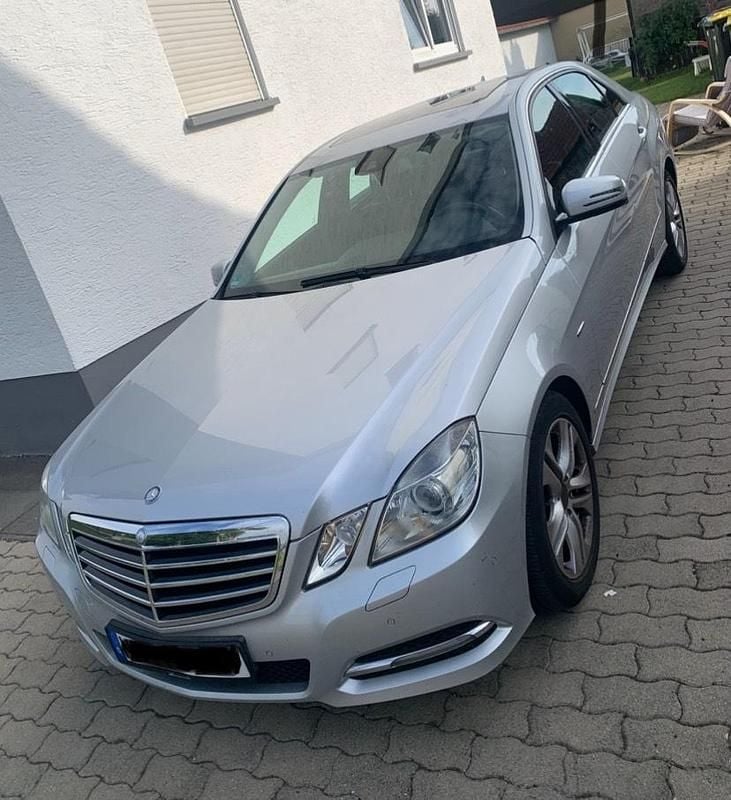 Grau Gebraucht 2011 Mercedes E250 Limousine | 9.200 € (Fairer Preis) - Bild 1/4
