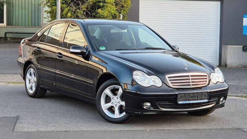 Obsidianschwarz Gebraucht 2006 Mercedes C220 Limousine | 6.950 € (Teuer) - Bild 1/4
