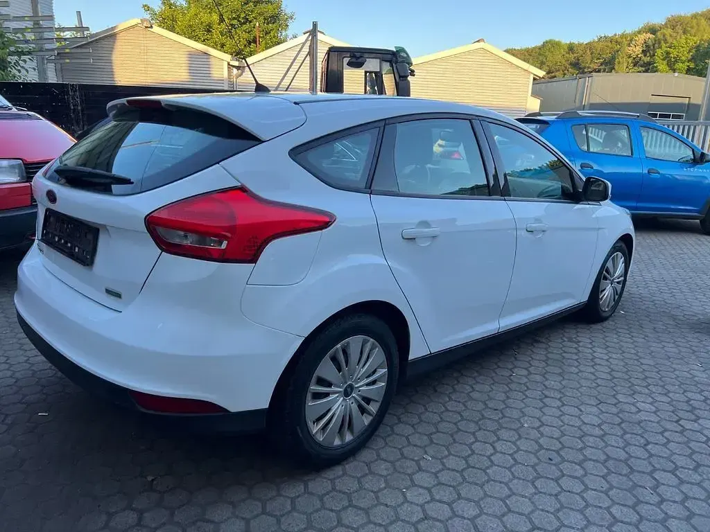 Gebraucht Ford Focus Trend 101 PS (74 kW) 2014 Weiß Limousine