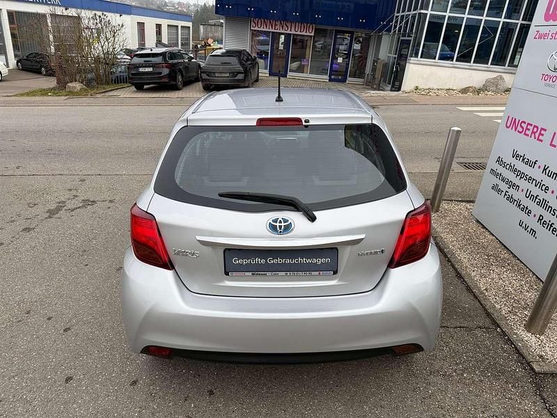Gebraucht Toyota Yaris Hybrid Comfort 101 PS (74 kW) 2015 Silber Kleinwagen