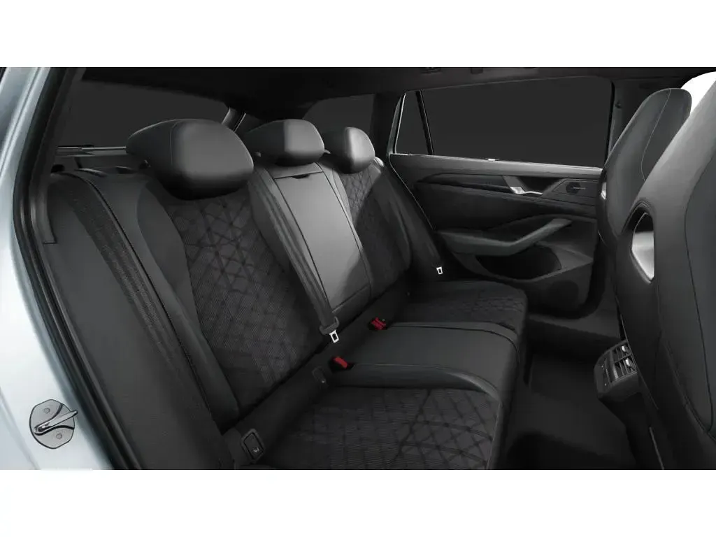Gebraucht VW Passat R-line 177 PS (130 kW) 2025 F0 oyster silver metallic Kombi