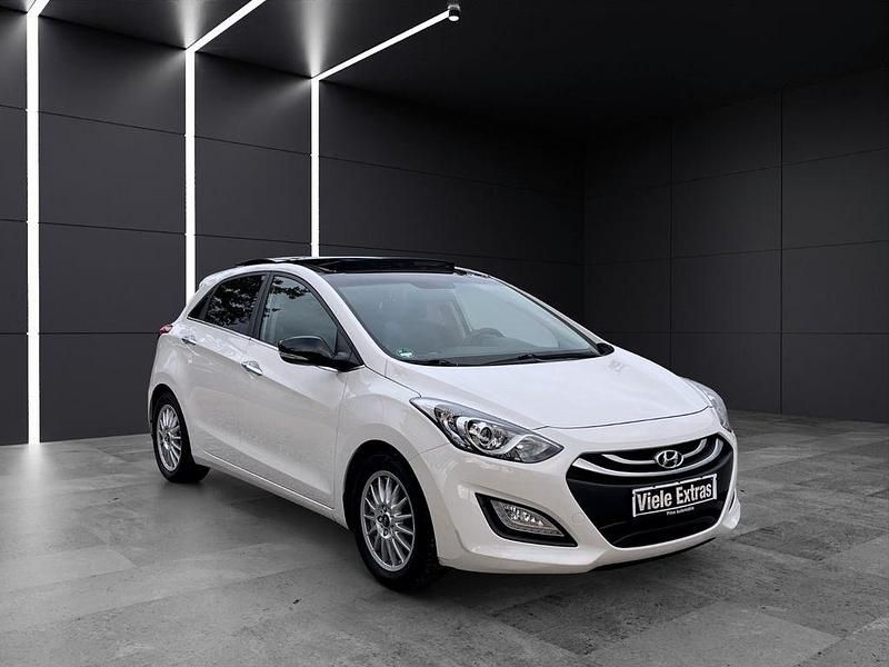 Weiß Gebraucht 2014 Hyundai i30 Edition Limousine | 7.990 € (Fairer Preis) - Bild 1/4