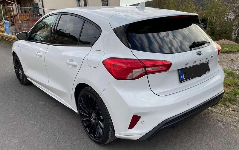 Używany Ford Focus ST-Line 150 KM (110 kW) 2020 Biały Sedan/Limuzyna