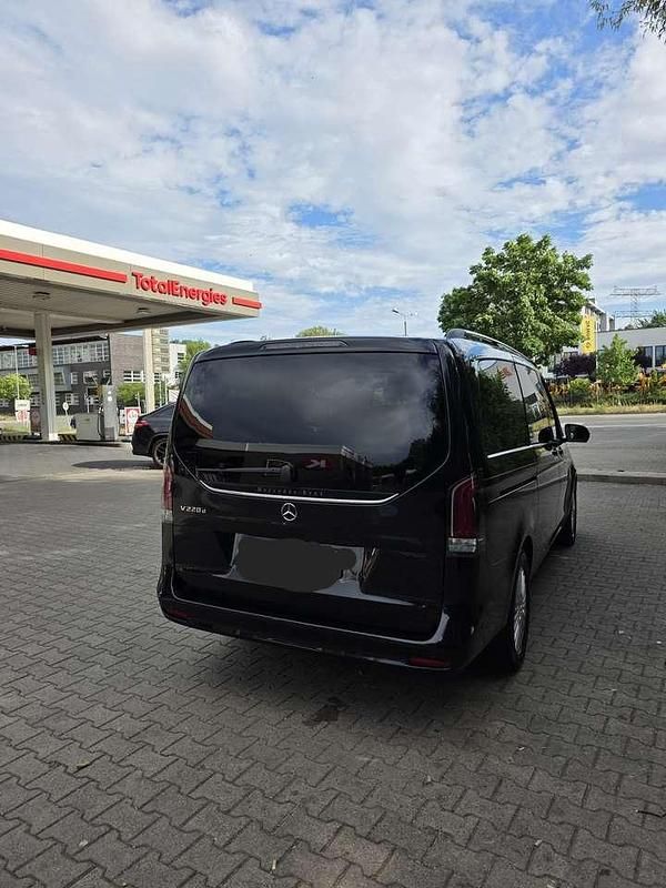 Gebraucht Mercedes V220 Style 163 PS (119 kW) 2024 Schwarz Van / Kleinbus