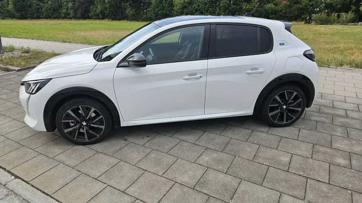 Gebraucht Peugeot e-208 GT 100 kW (136 PS) 2023 Weiß Kleinwagen