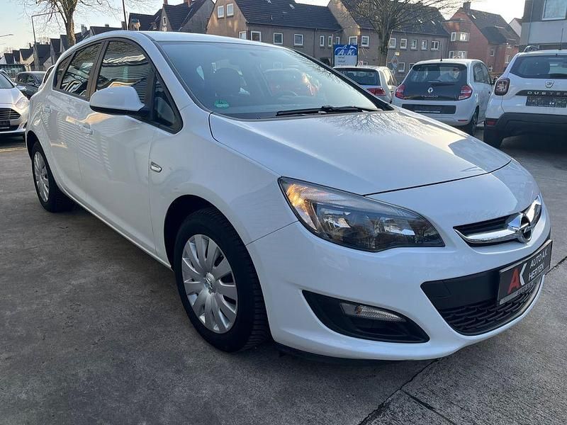 Gebraucht Opel Astra 116 PS (85 kW) 2014 Weiß Limousine