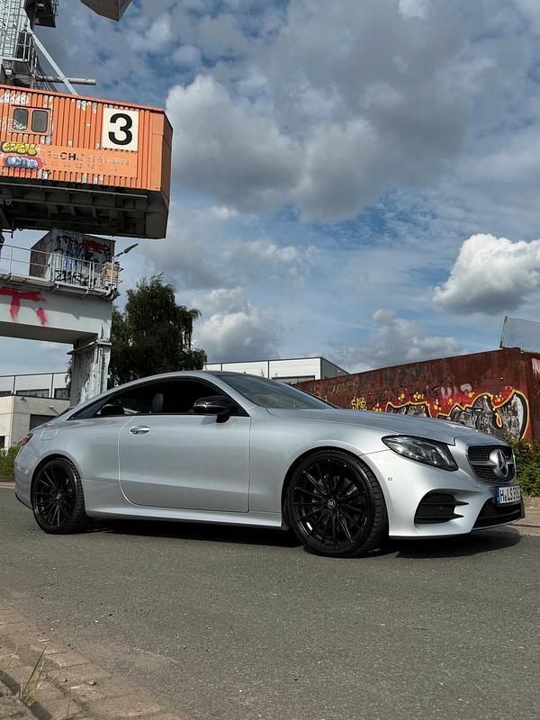 Silber Gebraucht 2017 Mercedes E200 AMG line Coupé | 26.850 € (Fairer Preis) - Bild 1/4