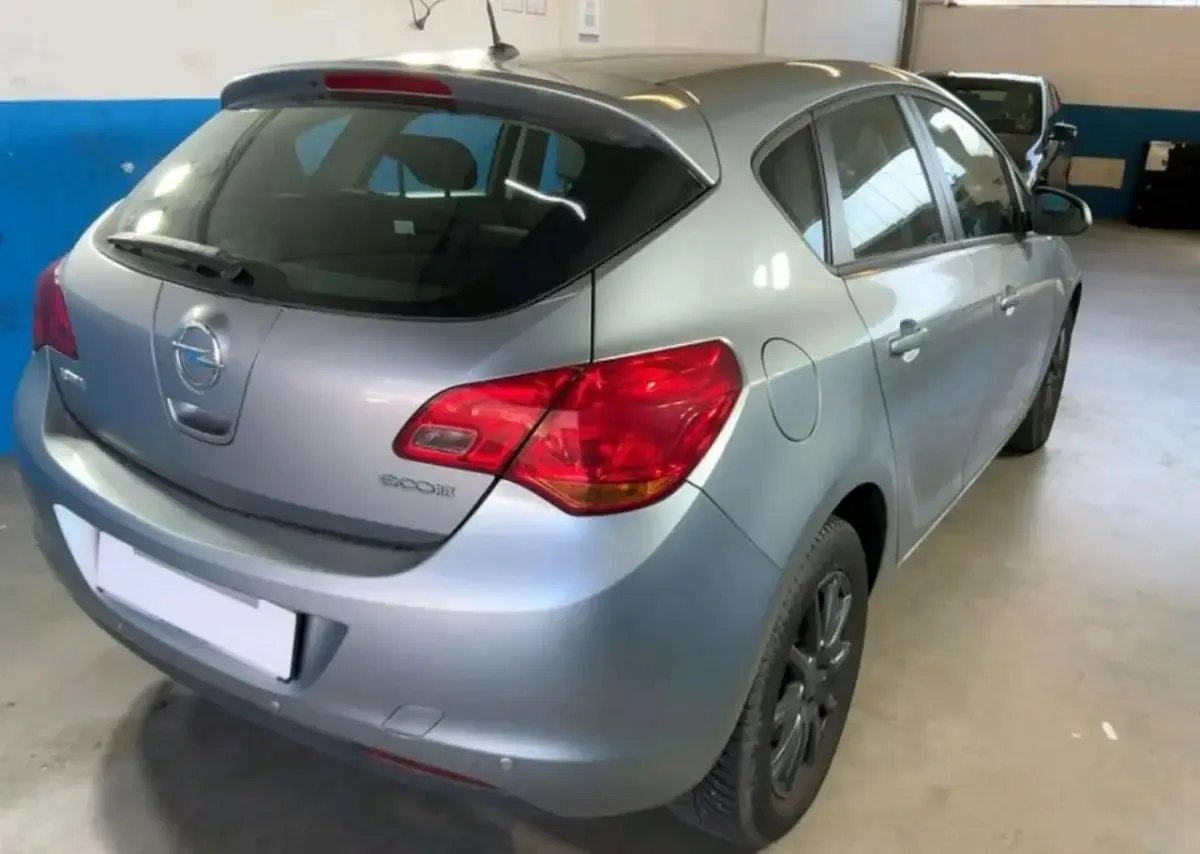 Używany Opel Astra Selection 101 KM (74 kW) 2011 Srebrny Hatchback