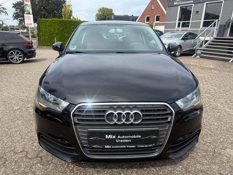 Używany Audi A1 Attraction 86 KM (63 kW) 2011 Czarny Hatchback