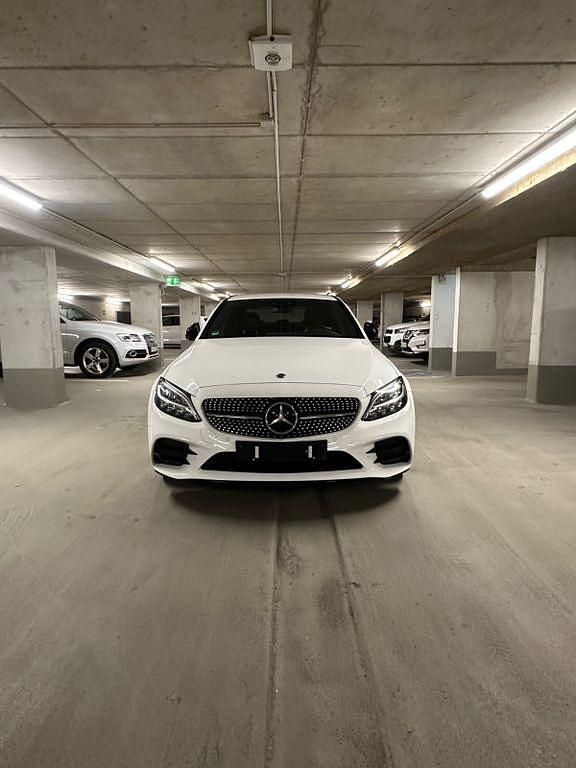 Schwarz Gebraucht 2020 Mercedes C300 AMG Limousine | 29.900 € (Fairer Preis) - Bild 1/4