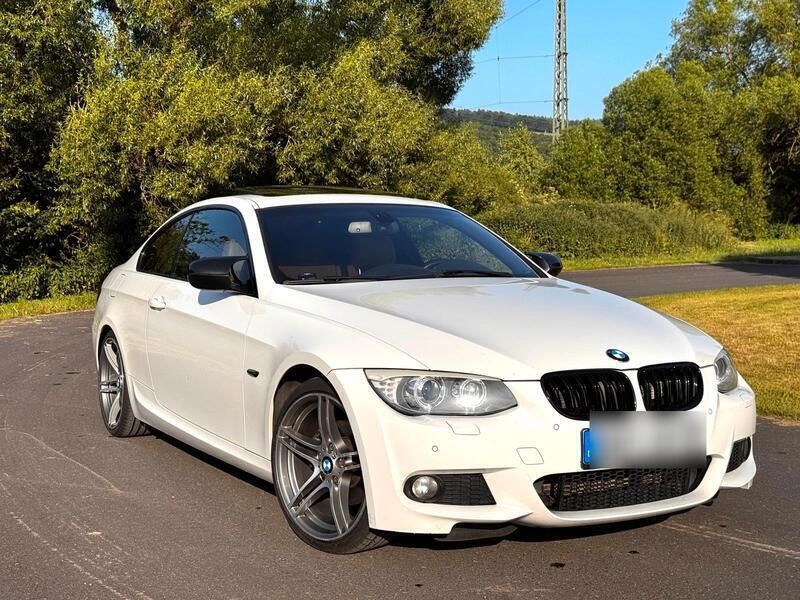 Weiß Gebraucht 2011 BMW 320 M Sport Coupé | 9.600 € (Etwas zu teuer) - Bild 1/4