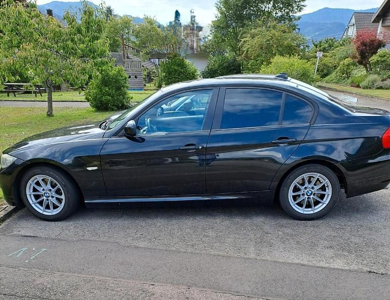Schwarz Gebraucht 2011 BMW 320 Limousine | 4.999 € (Superpreis) - Bild 1/4