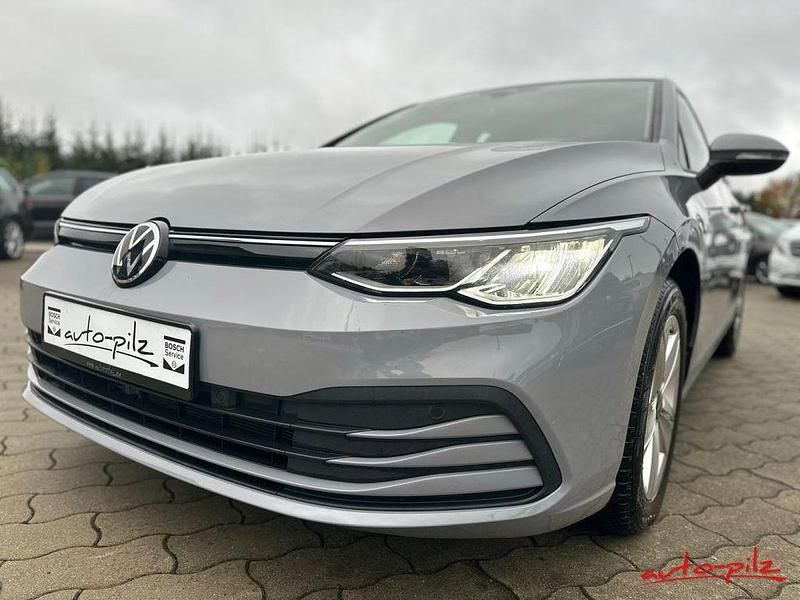 Grau Gebraucht 2021 VW Golf VIII Life Limousine | 20.790 € (Fairer Preis) - Bild 1/4