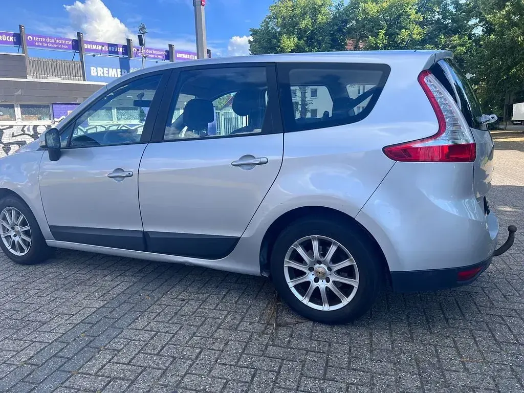 Gebraucht Renault Scénic III Dynamique 106 PS (77 kW) 2011 Silber Van / Kleinbus