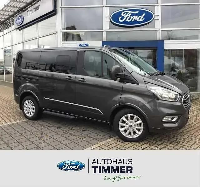Grau (magnetic grau met.) Gebraucht 2023 Ford Tourneo Custom Titanium Van / Kleinbus | 41.980 € (Fairer Preis) - Bild 1/4