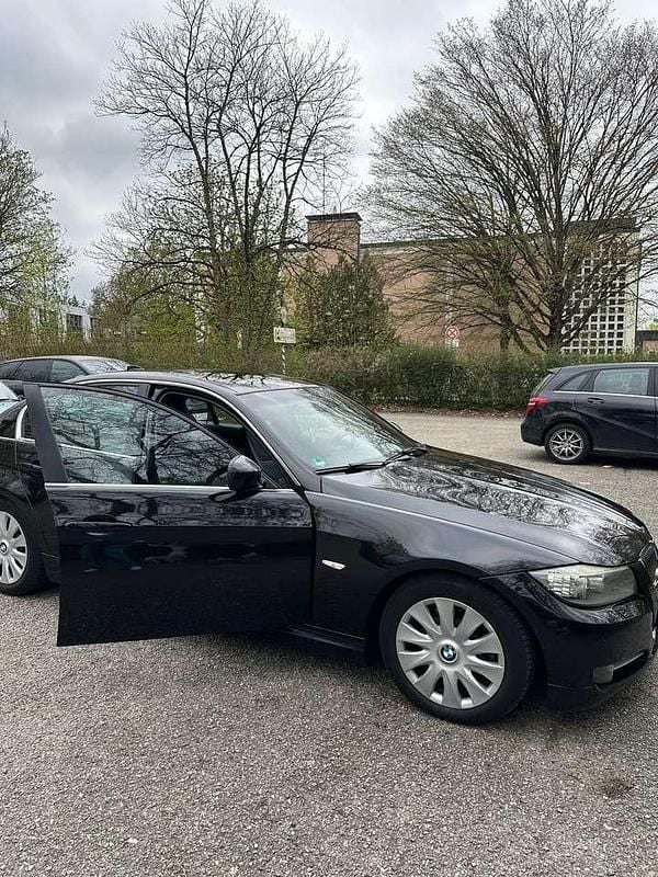 Gebraucht BMW 320 184 PS (135 kW) 2011 Schwarz Limousine