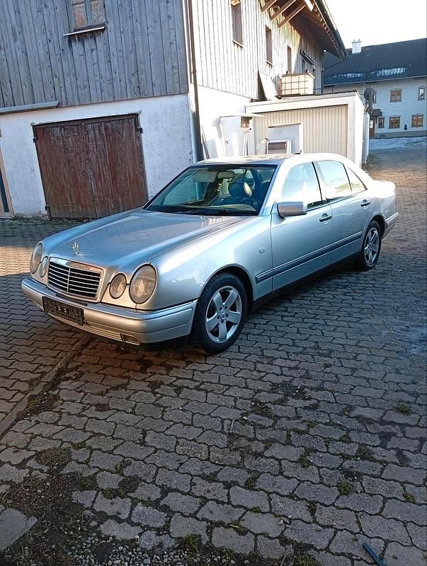 Gebraucht Mercedes E280 150 PS (110 kW) 1999 Silber Limousine