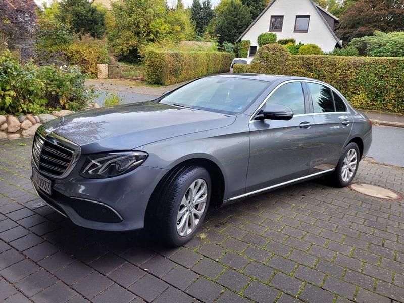 Grau Gebraucht 2016 Mercedes E200 Avantgarde Limousine | 24.300 € (Fairer Preis) - Bild 1/4